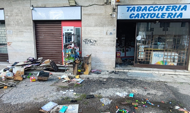 Cartoleria in fiamme a Parabiago