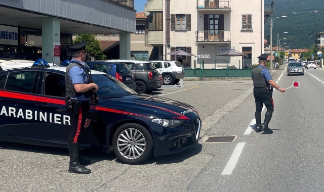 Moto non si ferma all'alt, inseguimento da brividi