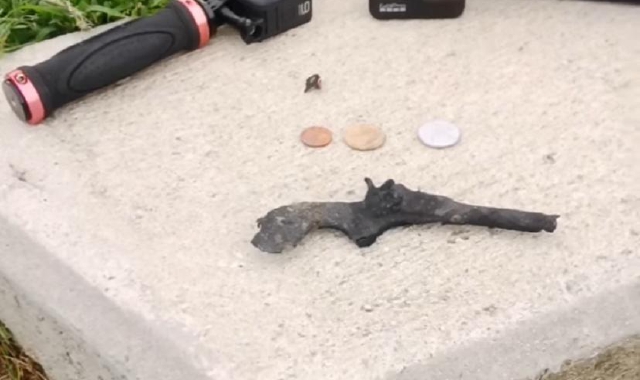 Dal lago di Monate spunta una pistola. Giocattolo