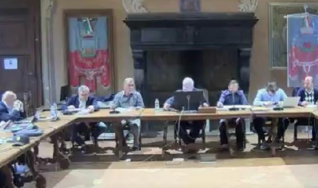 Il Consiglio comunale di Azzate riunitosi stasera, giovedì 19 settembre