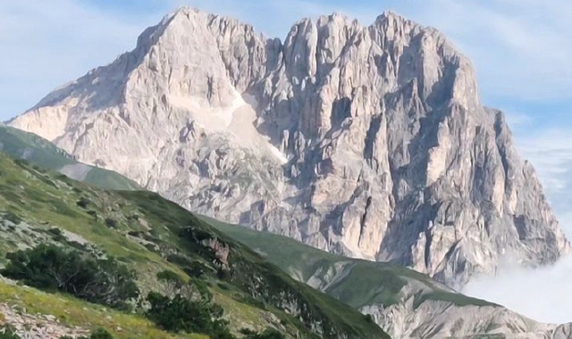 Uno dei panorami che si possono ammirare effettuando l’escursione sulla cima del Gran Sasso in Abruzzo