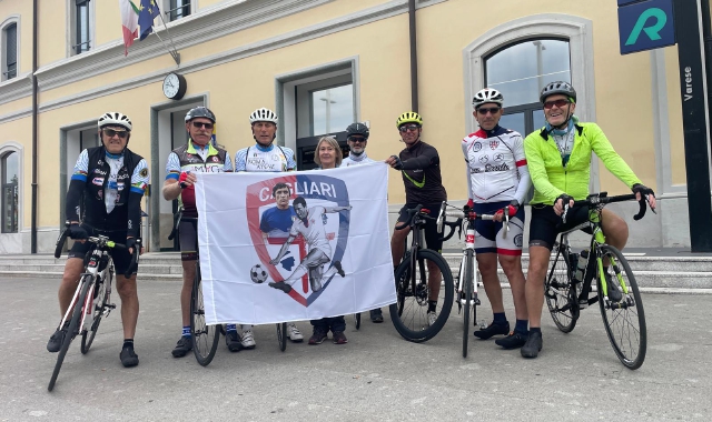 La partenza della ciclopedalata in ricordo di Gigi Riva (foto Angelo Puricelli)