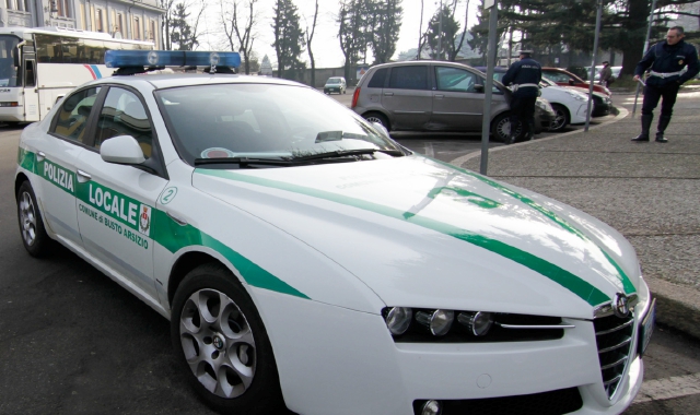 I due ladri sono stati intercettati dalla polizia locale di Busto Arsizio