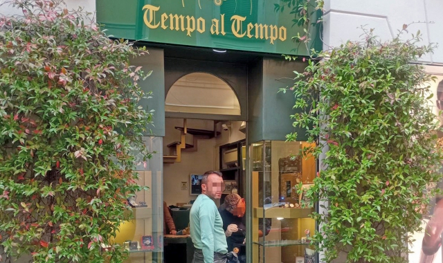 Nelle foto Blitzi primi accertamentidei carabinieridopo il furtodiventato rapinanel negozio Tempoal Tempo divia del Cairo