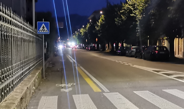 Il tratto di viale Belforte dove era avvenuto la notte precedente il ribaltamento di un’auto