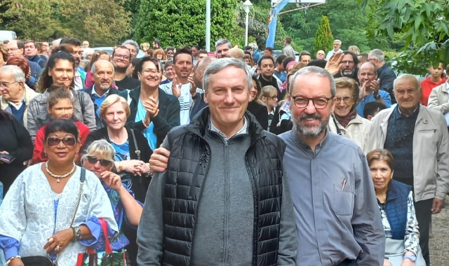 Grande festa per salutare i due sacerdoti che lasciano la città