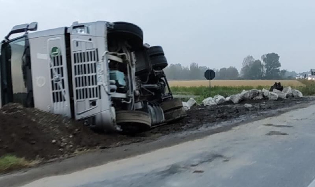 Il camion ribaltato trasportava i sassi da utiilizzare per la protezione della massicciata