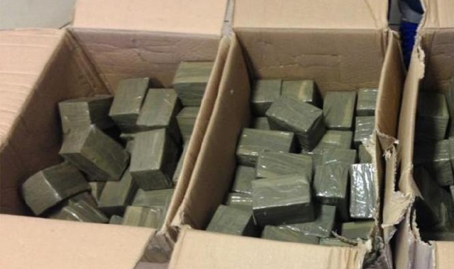 Scatoloni con chili di hashish sequestrati durante un’operazione delle forze dell’ordine. Lo stupefacente sarà distrutto al termine del procedimento giudiziario (Archivio)