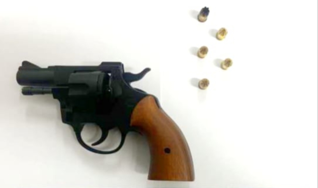 Minaccia l’impiegata comunale con una pistola (scacciacani): arrestato