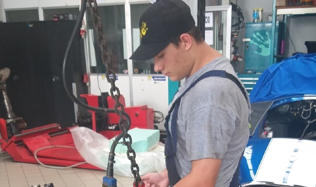 Il giovane ritratto durante uno stage di qualche anno fa in azienda, qui accanto e sotto le conseguenze terribili dell’incidente avvenuto ieri mattina (foto Blitz)