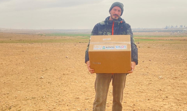 Andrea Lazzeri nel deserto della Cisgiordania mentre si appresta a consegnare un pacco di aiuti umanitari alle popolazioni in difficoltà