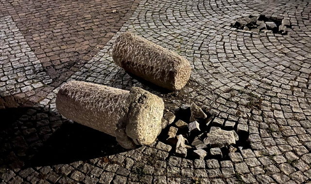 I paracarri abbattuti in piazza Sant’Evasio a Bizzozzero