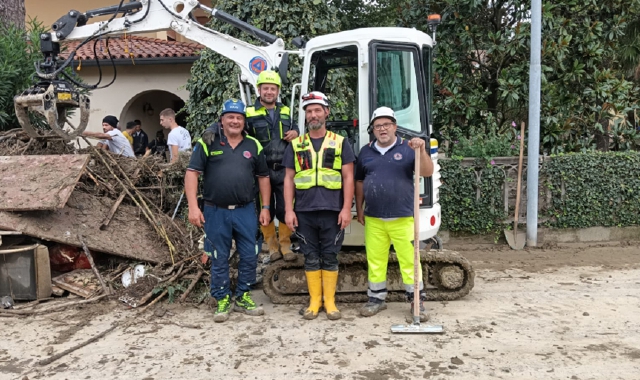 Alcuni volontari della Protezione civile di Varese in Emilia-Romagna
