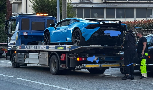 La Lamborghini prelevata dal carro attrezzi