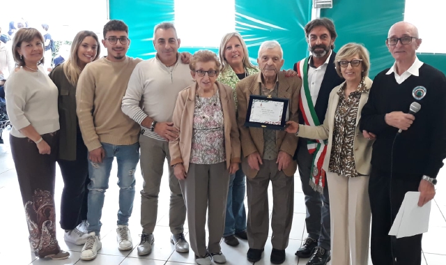 La targa consegnata a Lonate Pozzolo al nonno più longevo