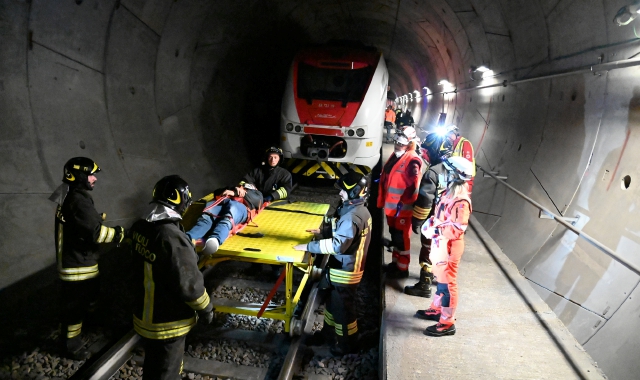 Un momento della simulazione in galleria a Castellanza (foto Domenico Ghiotto/BLITZ)