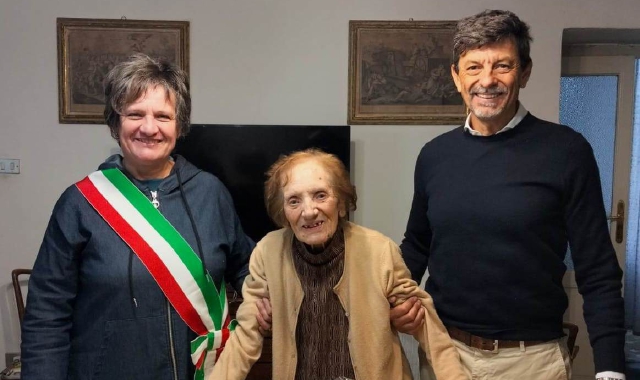Franca Giorgetti con la vicesindaco reggente Cristina Borroni e il nipote Carlo