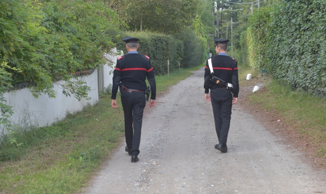Carabinieri ancora a caccia di indizi all’indomani del tentato omicidio a Lisanza, frazione di Sesto Calende: sotto a destra i residenti la sera dei fatti (foto Blitz)