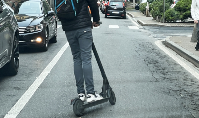 Un giovane in monopattino