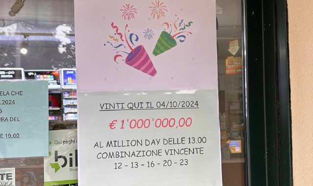 Il cartello della vincita sul locale di Leggiuno