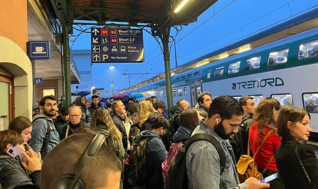 Pendolari bloccati martedì mattina, 8 ottobre, alla stazione di Saronno (foto Blitz)