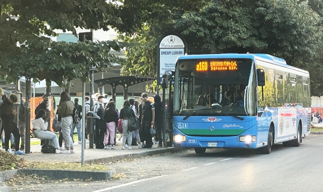 Studenti alla fermata del bus nella zona delle scuole superiori a Saronno (foto Blitz)