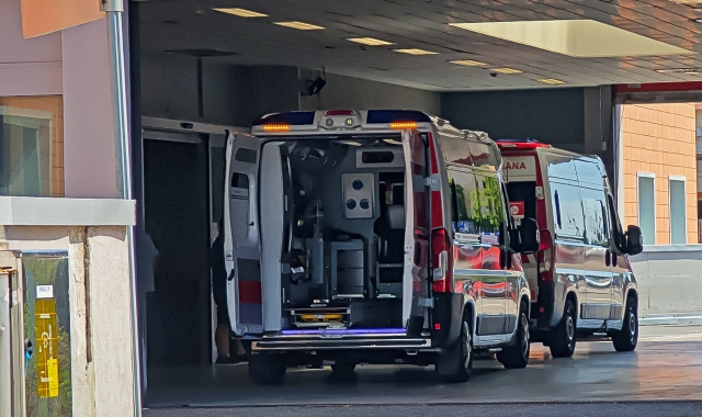 Precipita dal tetto, 24enne ferito a Busto