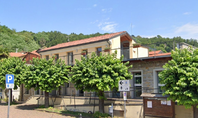 La filiale di Intesa San Paolo nella piazza del Municipio (foto Google Maps)