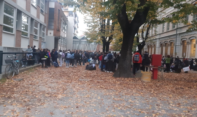 Blackout, alunni fuori dalle aule. Poi torna la corrente