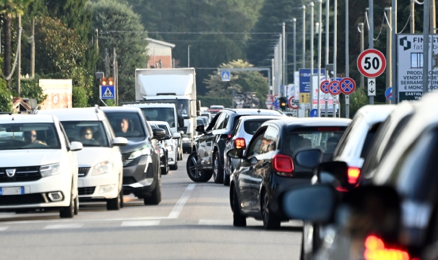 Un tratto della Varesina ieri pomeriggio, 15 ottobre, poco prima delle 18: tutti in coda verso casa (foto Blitz)
