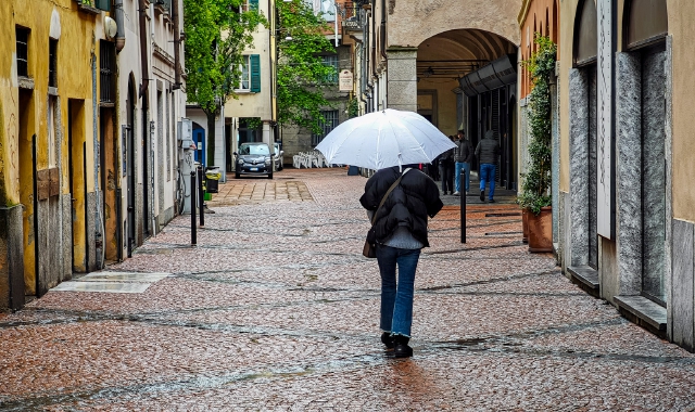 A passeggio con l’ombrello nel centro storico di Varese