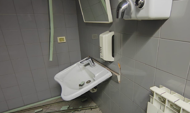 Il lavandino del bagno danneggiato dal ladro durante la fuga (foto Blitz)
