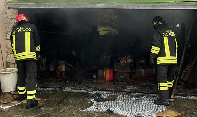 Fiamme nel locale lavanderia a Travedona Monate