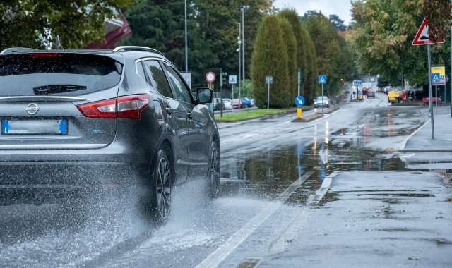 Paolo Valisa, meteorologo del Centro Geofisico Prealpino, ieri nella sede di Villa Baragiola. Strade allagate e tombini intasati (foto Blitz)
