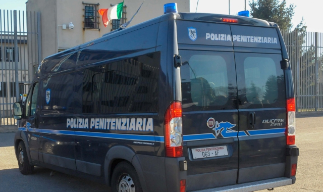 Busto, agente aggredito in carcere
