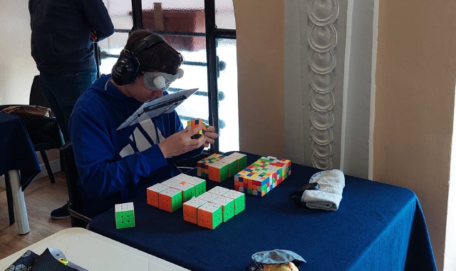 A 16 anni risolve il cubo di Rubik. Bendato