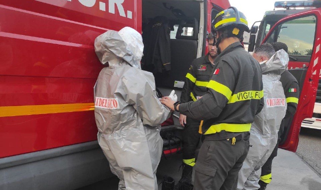 L’esplosione e la fiammata: operaio ustionato, è grave