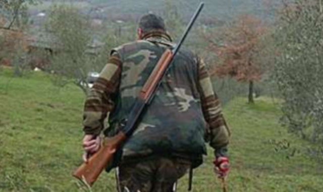 Bracconaggio: cacciatore con richiami acustici illegali