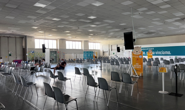 L’interno del Casermone: la sala utilizzata per la vaccinazioni nel periodo Covid