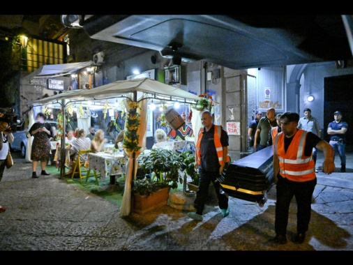 Quindicenne ucciso a colpi di pistola a Napoli
