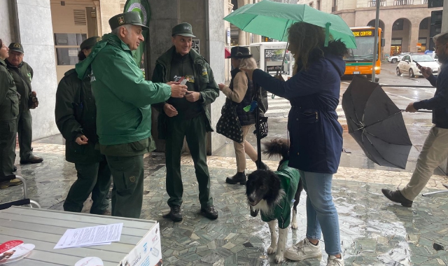 Il presidio delle Gev nel centro storico di Varese (foto Blitz)