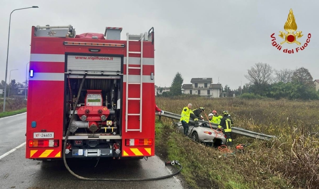 Auto contro guard-rail: gravi due giovani