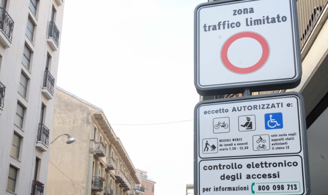Busto Arsizio, vandali oscurano i cartelli della Ztl