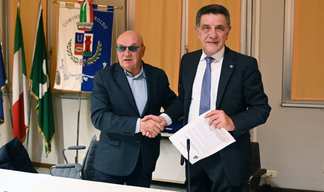 Firma del protocollo e stretta di mano fra Paolo Bocedi di Sos Italia libera e il sindaco Luigi Clerici (foto Blitz)