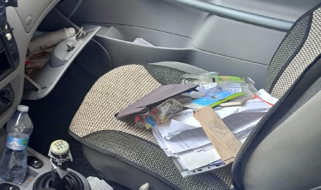 Un’auto aperta e danneggiata a Biumo Superiore