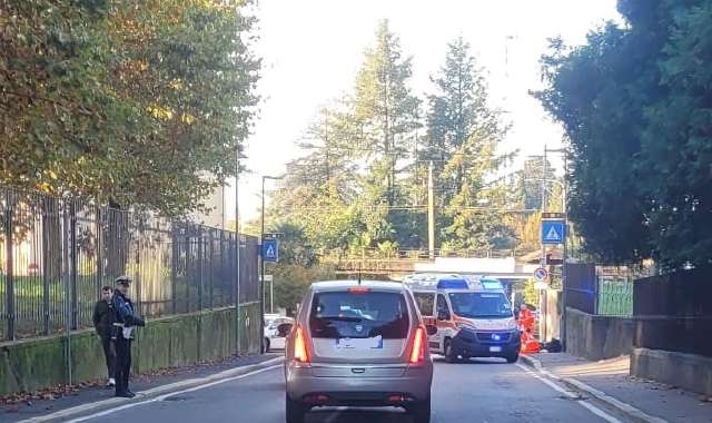 Varese, incidente in via Bassi: soccorso un motociclista, traffico in tilt