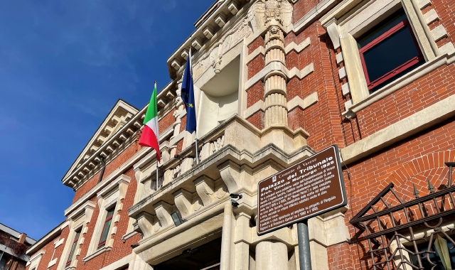 «Allievi chiusi in gabbia», ma l’accusa non regge: prosciolta maestra