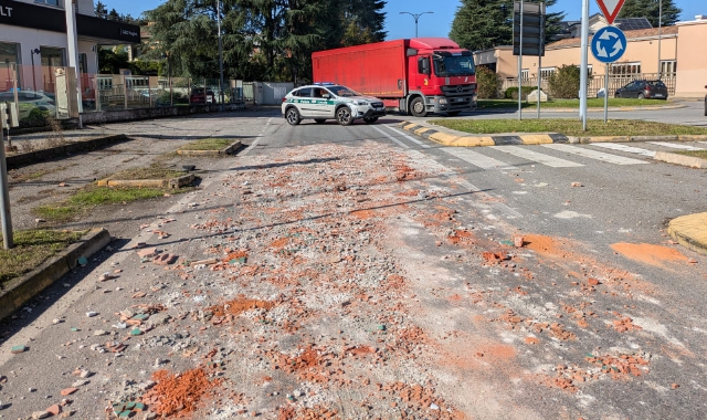 Perde il carico: macerie sulla strada per 35 metri a Gallarate