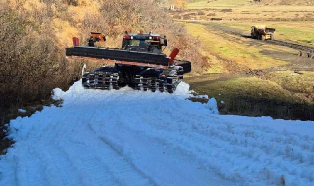 Viene stesa la neve della scorsa primavera conservata sotto teli geotermici