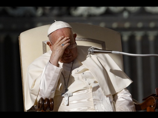 Il Papa, serve disciplina sui soldi, ridurre le spese